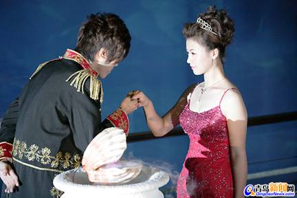 China’s first submarine wedding held in Qingdao