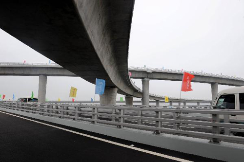World's longest cross-sea bridge opens in Qingdao