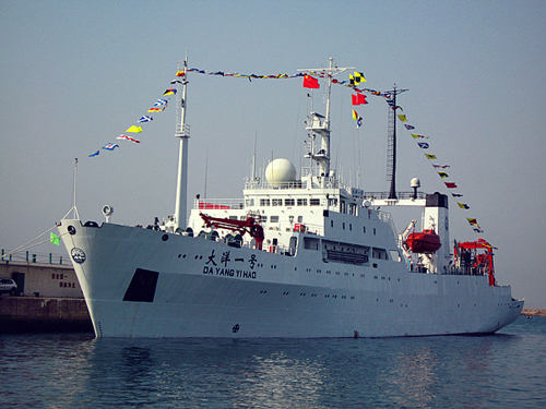 Research ship sails away at Qingdao Port