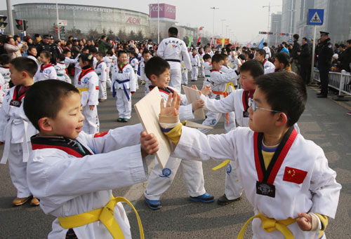 Children's taekwondo show exhilarates Lantern Festival