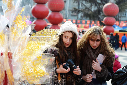 Qingdao Candied Haw Festival welcomes visitors