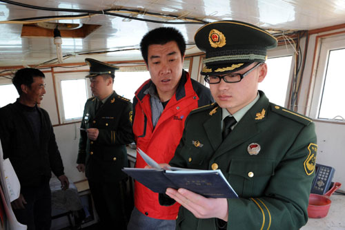 Qingdao popularizes laws to fishermen