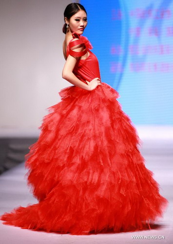 Final of knitting fashion design contest held in Qingdao