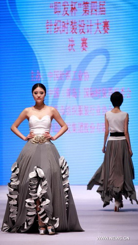 Final of knitting fashion design contest held in Qingdao