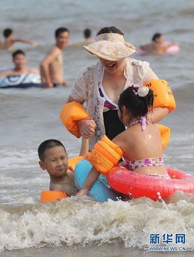 Qingdao lifts restrictions as green algae recedes