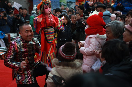 Visitors flock to Qingdao Fushansuo Temple Fair during Spring Festival