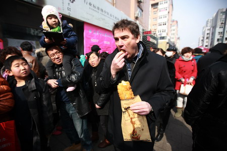 Visitors flock to Qingdao Fushansuo Temple Fair during Spring Festival