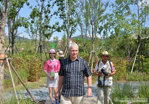 British landscape designer visits Qingdao Expo