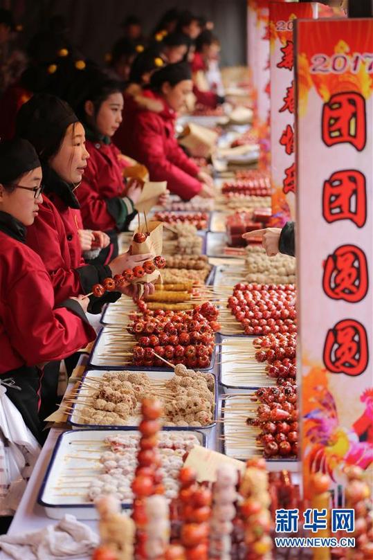 Qingdao folk fair attracts 310,000 visitors on opening day