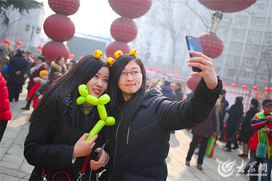 Chicken hairpins popular at Qingdao fair