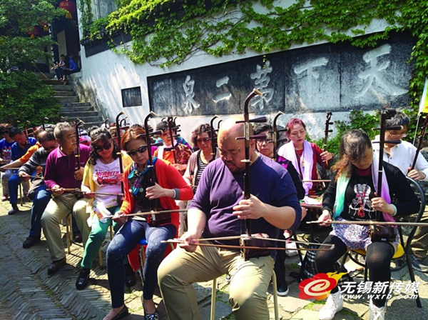 Qingdao erhu lovers trace instrument's origins in Wuxi