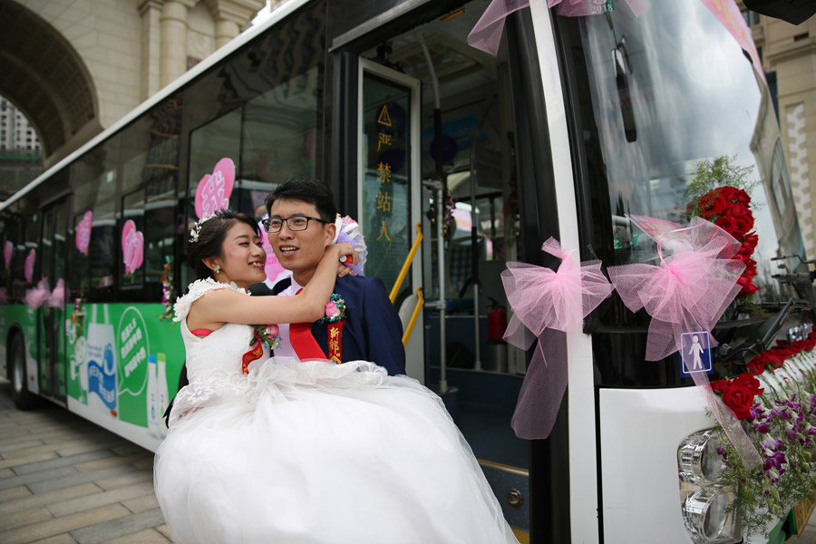 Qingdao bride drives bus to wedding