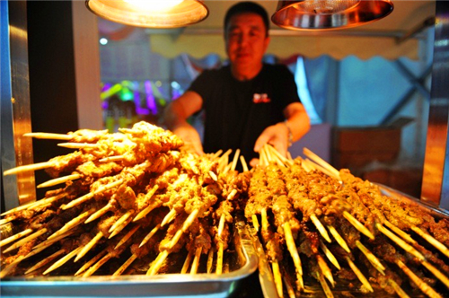 Mouth-watering delicacies at Qingdao's Golden Beach