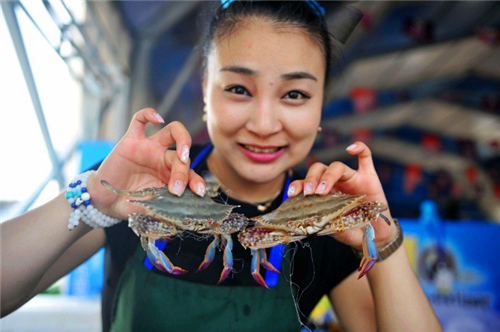 Mouth-watering delicacies at Qingdao's Golden Beach