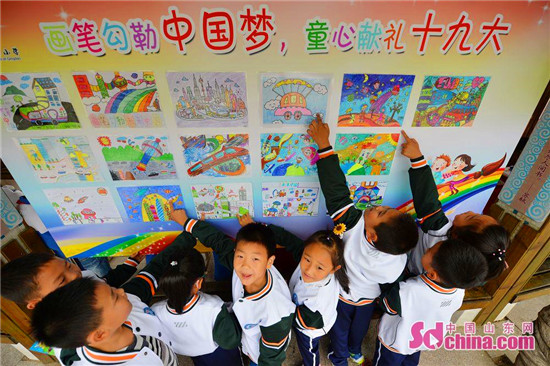 Qingdao pupils use bright colors to paint the country's future