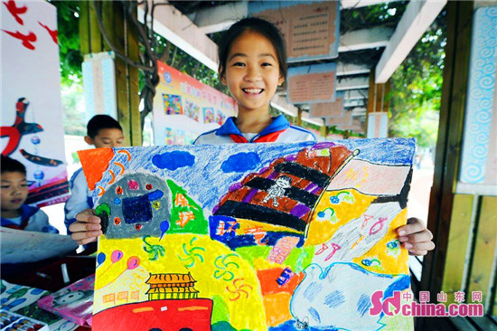 Qingdao pupils use bright colors to paint the country's future