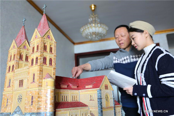 Man makes miniatures of Qingdao's old buildings by shells and wood