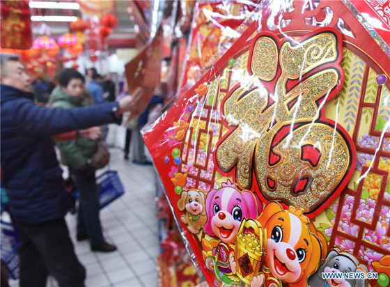 People select decorations for Spring Festival in Qingdao