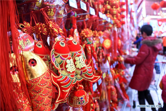 People select decorations for Spring Festival in Qingdao