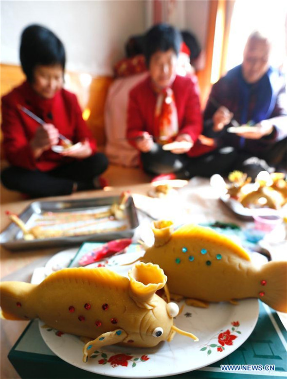 Dough lamps made to greet Lantern Festival in Qingdao