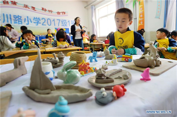 Pupils make earthenware works in Qingdao