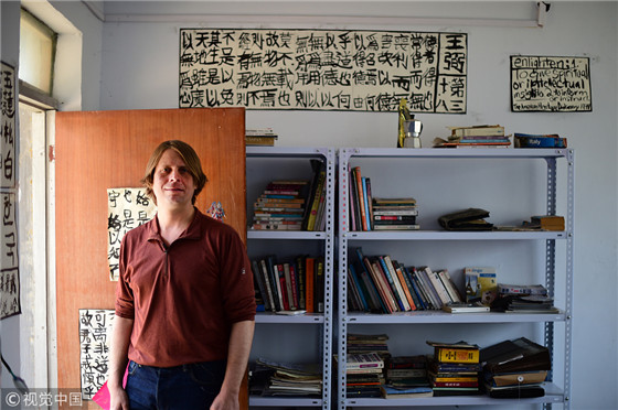 American man translates Chinese classics in 10 years